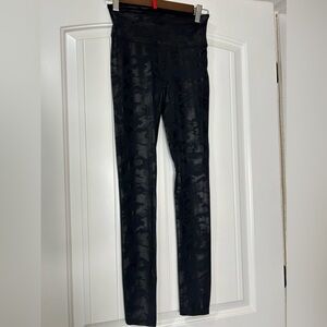 SPANX Camo Faux Leather Leggings Size Small